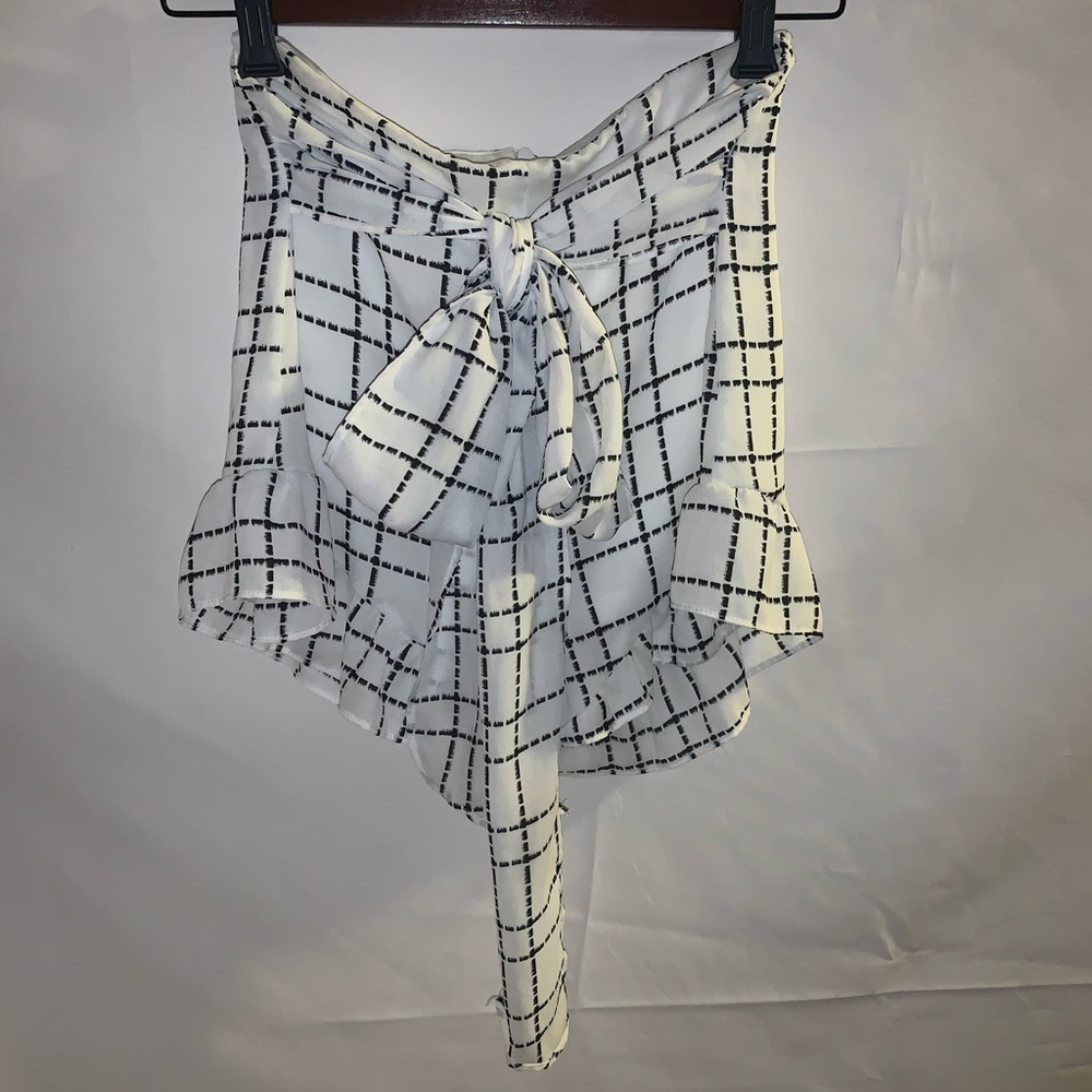 NWOT Ruffle Shorts Size S 🖤 - Picture 2 of 3